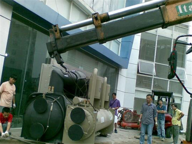 襄城县随车吊和汽车吊的核心区别是什么？哪种更省钱？