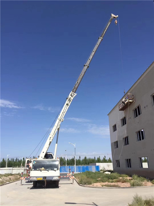 襄城县“轻装强干”—— 吊车的 “轻量化臂架” 技术